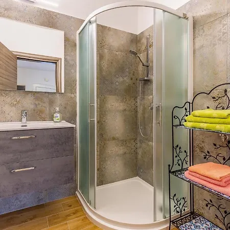 Апартаменты 2 Bedroom Awesome In *