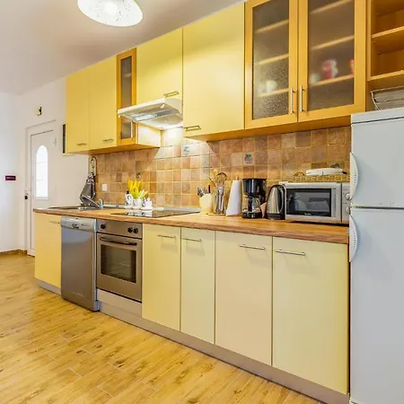 Апартаменты 2 Bedroom Awesome In